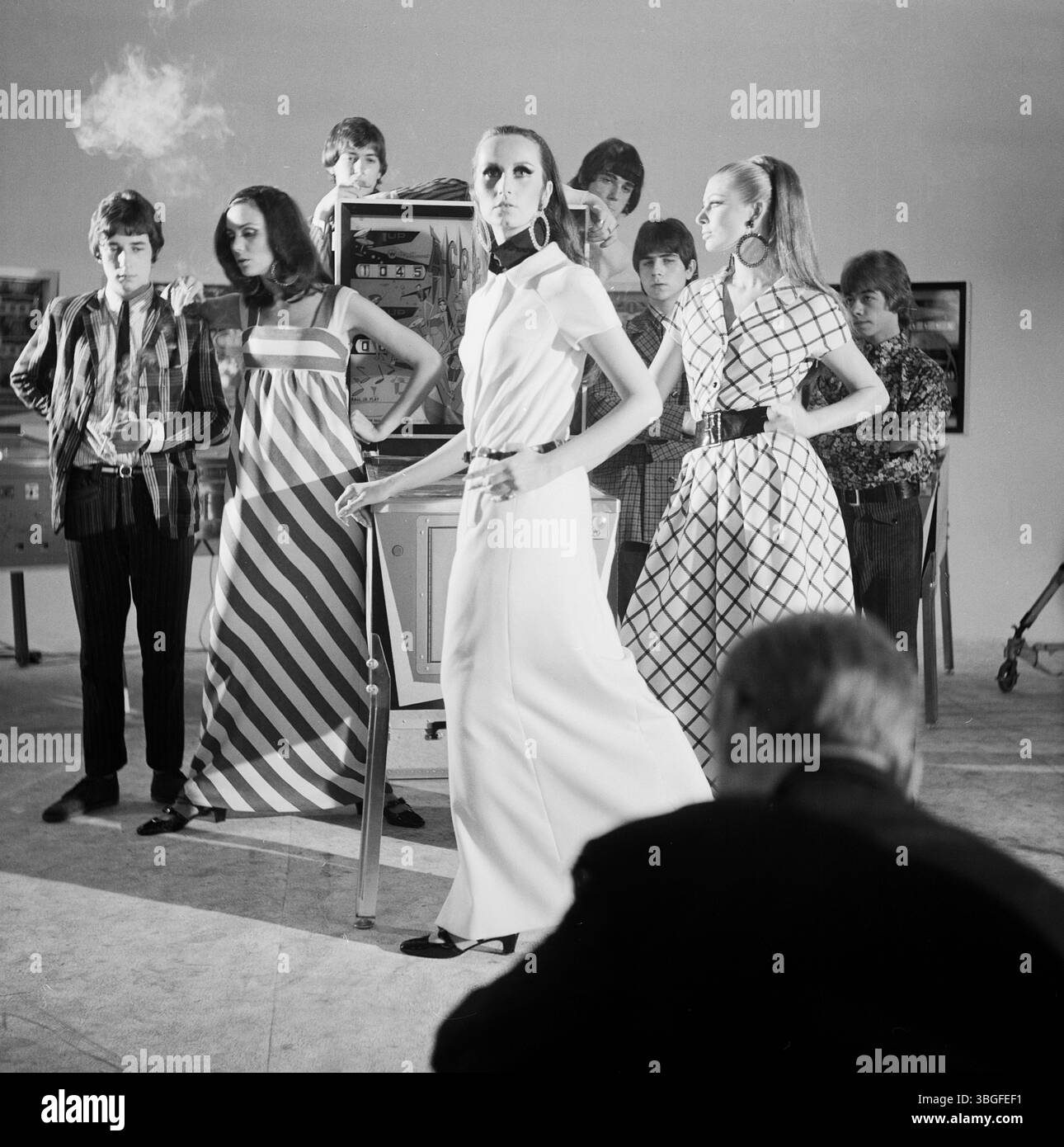 60 dresses black and white 60s Style Dresses