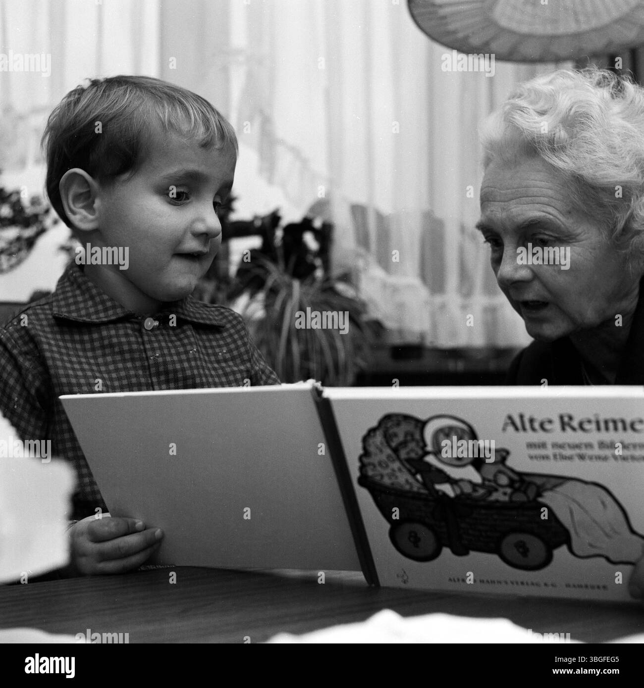 Alte mutter hi-res stock photography and images - Alamy