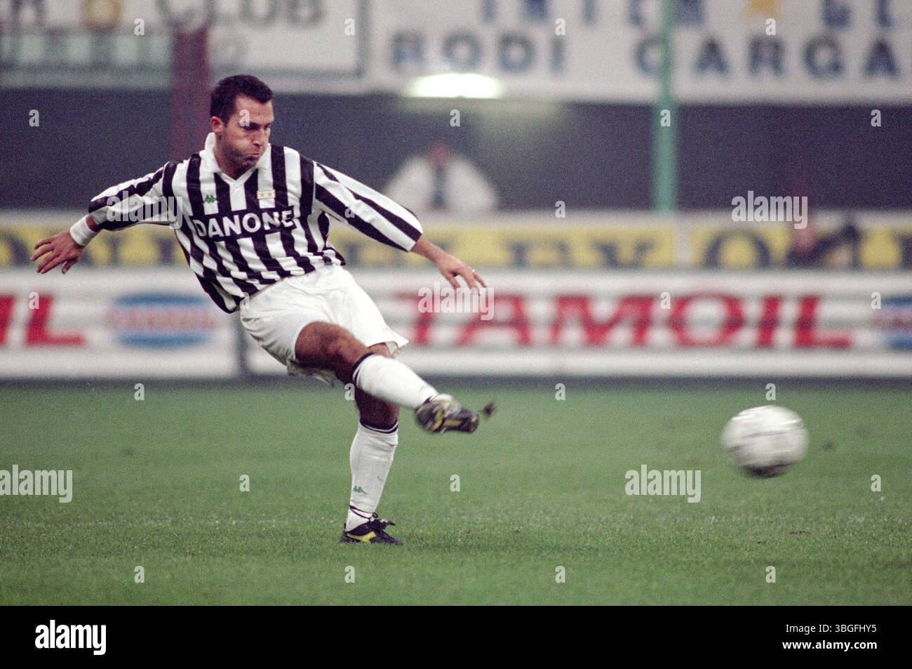 Carte De Collection Angelo Di Livio – Juventus 1998 Upper Deck Living Pictures LP1
