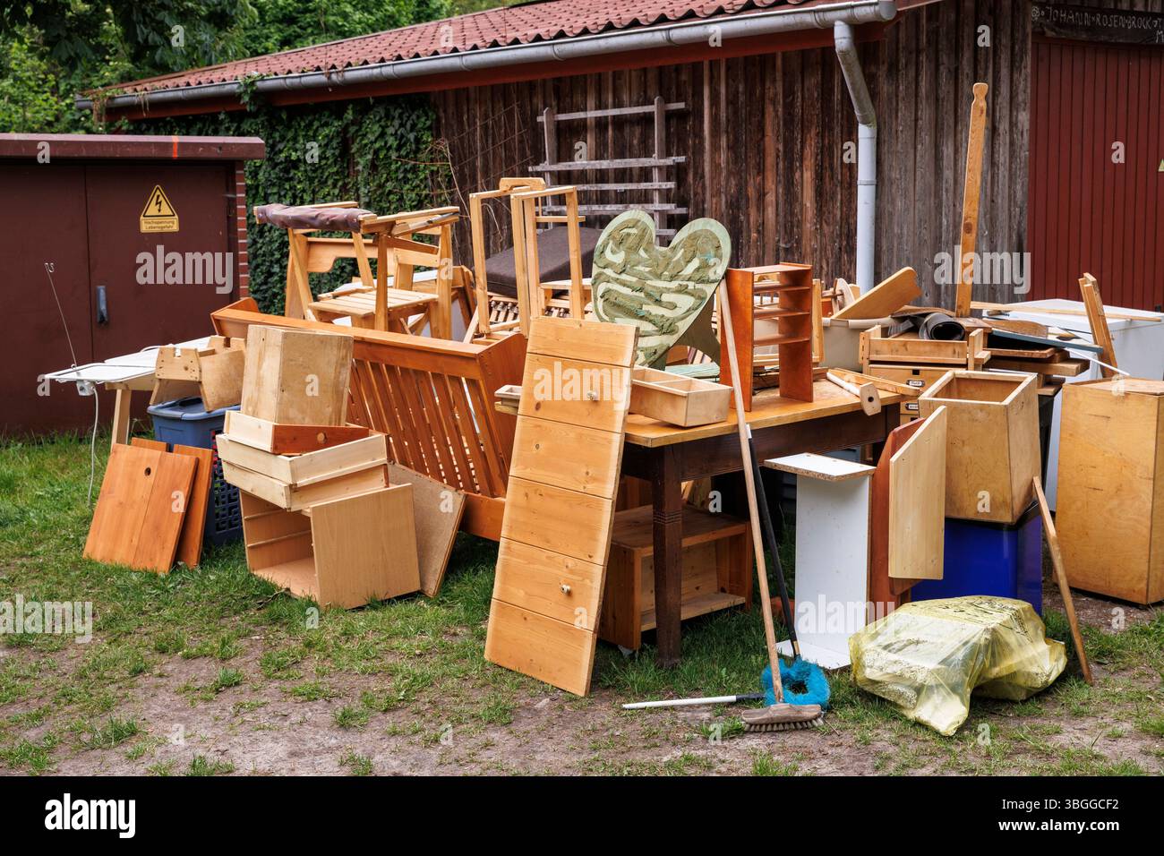 bulky rubbish in front of a house in the old part of Fischerhude, Lower Saxony, Germany. Sperrmuell vor einem Haus im alten Ortskern von Fischerhude, Stock Photo