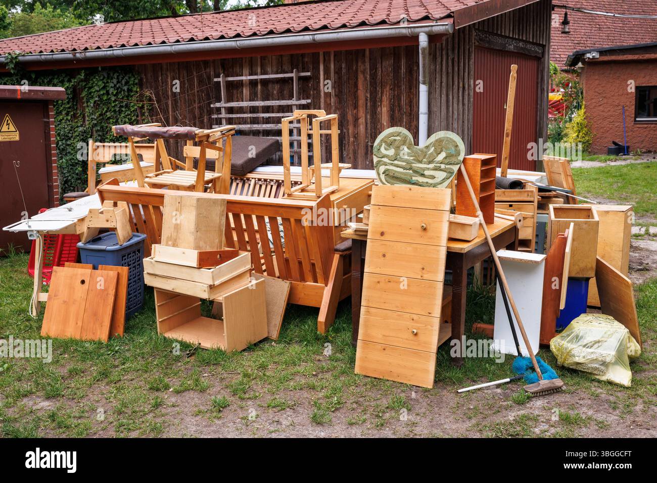 bulky rubbish in front of a house in the old part of Fischerhude, Lower Saxony, Germany. Sperrmuell vor einem Haus im alten Ortskern von Fischerhude, Stock Photo