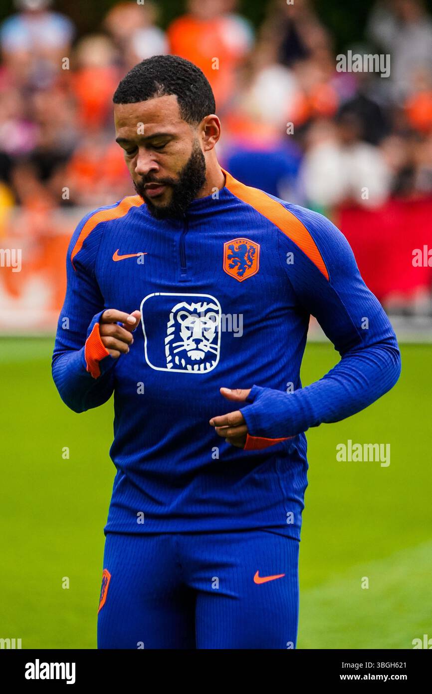 Memphis Depay Oranje training camp Uncertainty Lingers as Netherlands Prepare for World Cup Debut