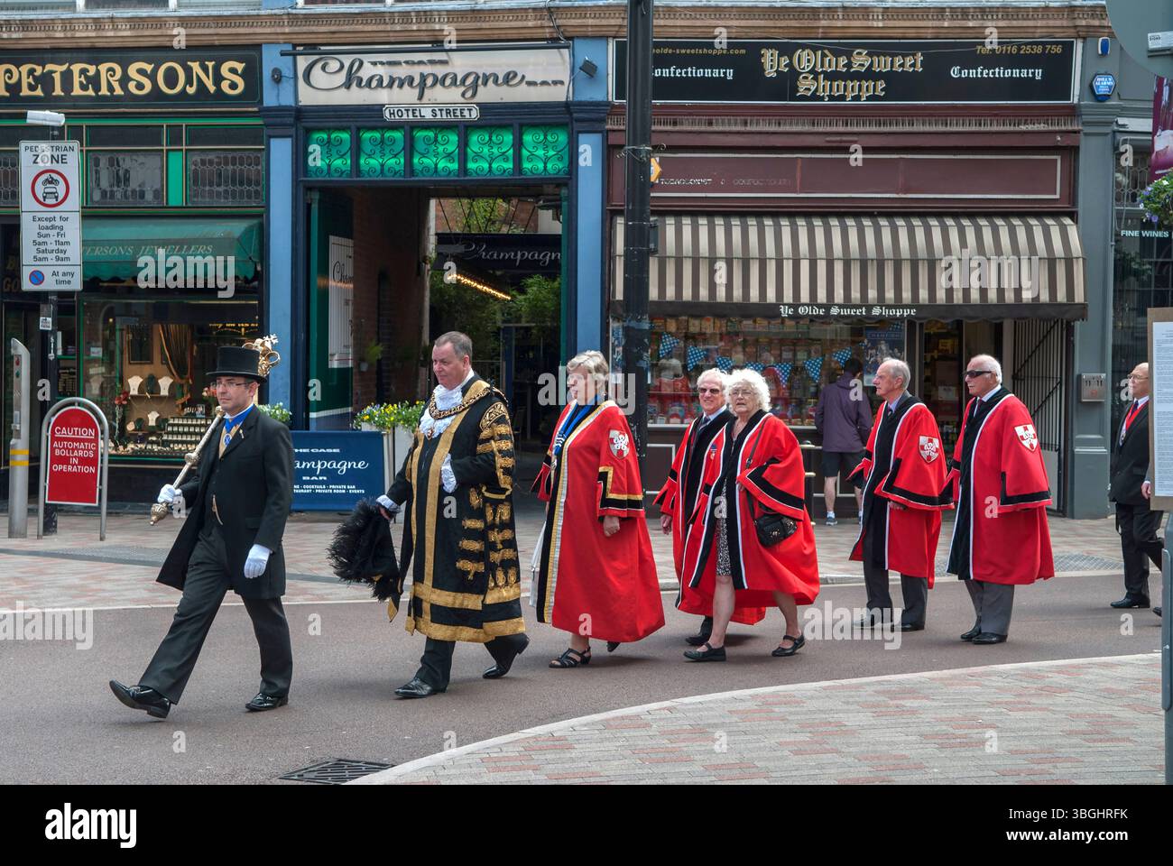 The Damask Rose Ceremony in The Lanes, Leicester. The Mayor and the Guild of Freeman walk in procession to the O’Neill’s pub on Loseby Lane where a single red damask rose and four old pennies are paid as an ancient token payment to the Mayor. The custom dates from the 1600s. Leicester, Leicestershire England 2016 UK  2010s HOMER SYKES Stock Photo