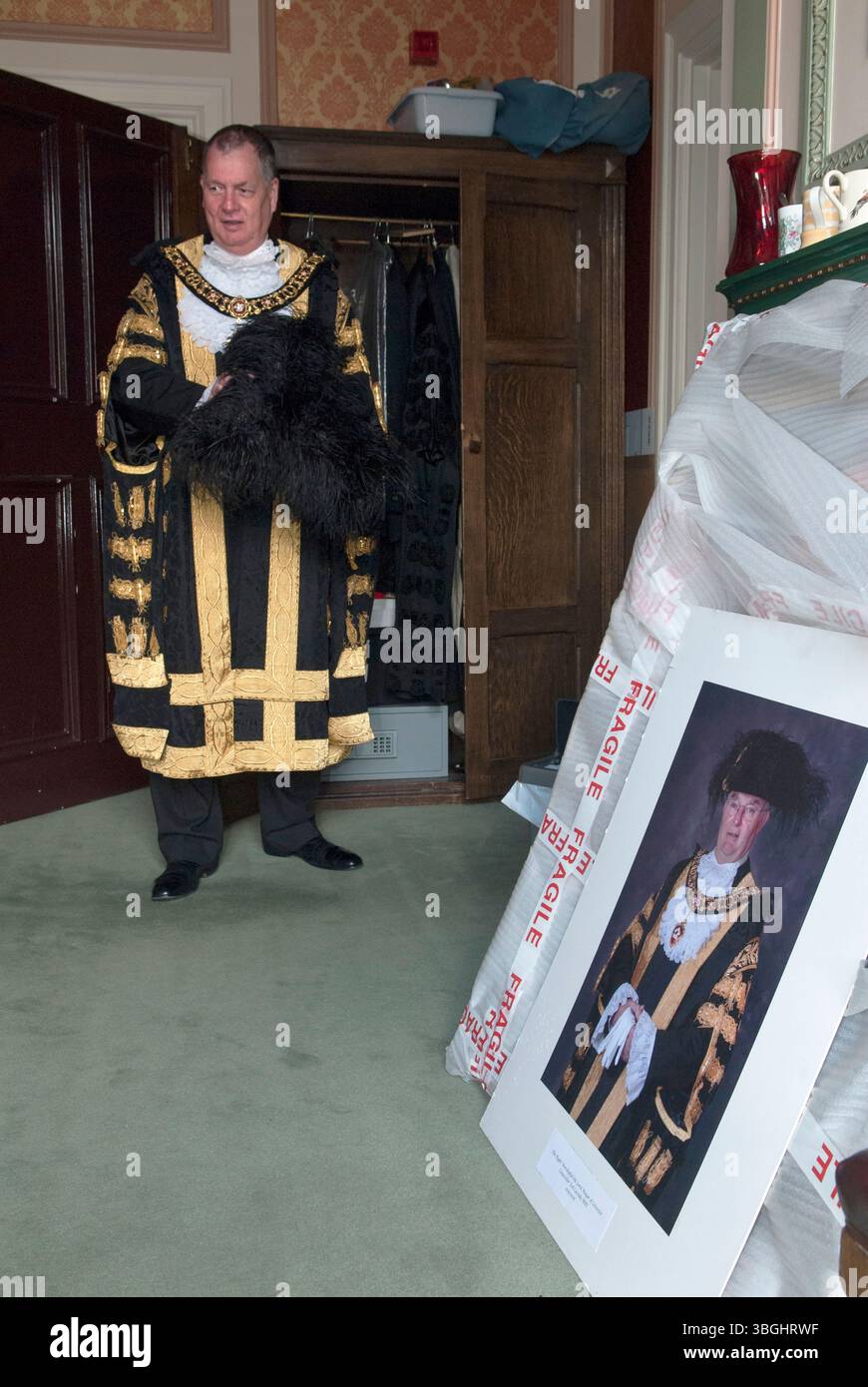 The Mayor of Leicester (2016-2017) Councillor Stephen Corrall getting robed up in the Mayors parlour in Leicester town hall, prior to the Damask Rose ceremony. Leicester, Leicestershire England 2016 UK 2010s HOMER SYKES Stock Photo