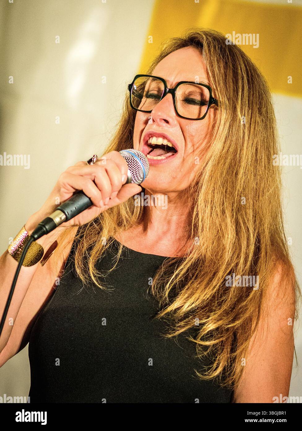 Female singer (name to follow) performing with TriAdd jazz at La Halle concert venue - Boussay, Indre-et-Loire (37), France. Stock Photo