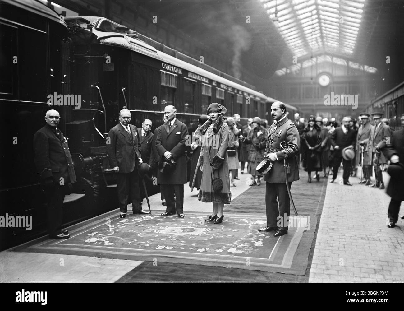 Gare du Nord, Paris, 22 octobre 1925. Victoria Eugenia, Queen of Spain ...