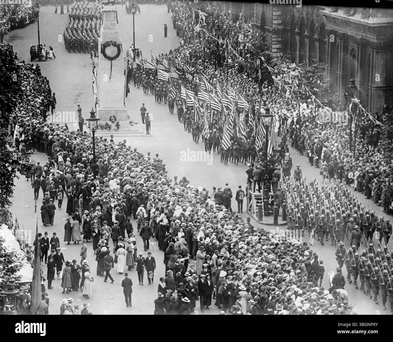 Victory Parade at Whitehall, London: American Troops going past The Cenotaph, 19 July 1919.  Archive Photograph of WWI London, circa 1910s.   Credit: Agence Rol, ID: Rol 66000 Stock Photo