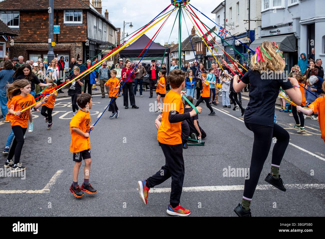 Local Children Dancing Around The Maypole, Steyning Country Fair, West Sussex, UK. Stock Photo