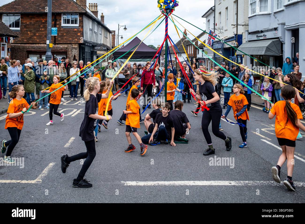 Local Children Dancing Around The Maypole, Steyning Country Fair, West Sussex, UK. Stock Photo