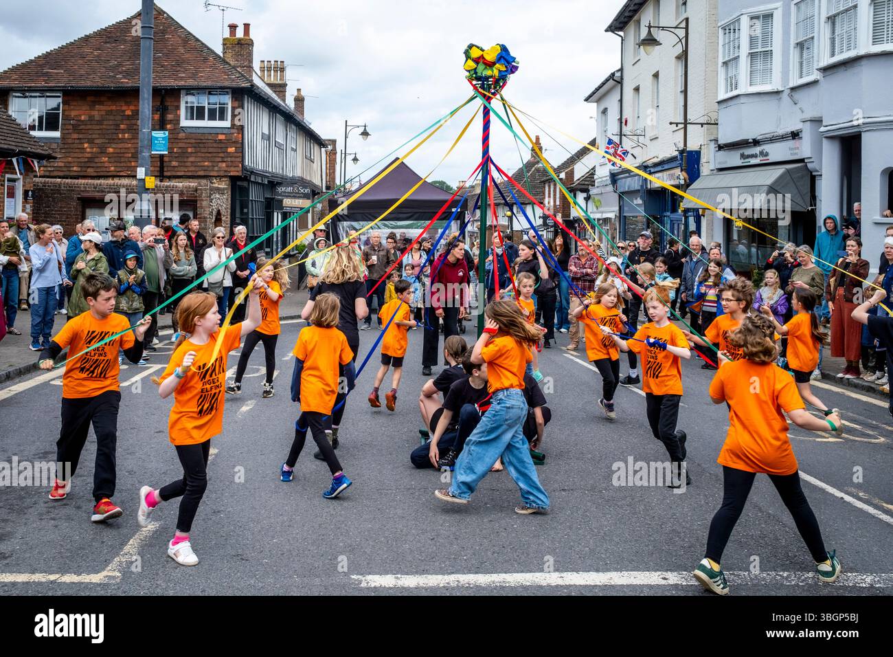 Local Children Dancing Around The Maypole, Steyning Country Fair, West Sussex, UK. Stock Photo