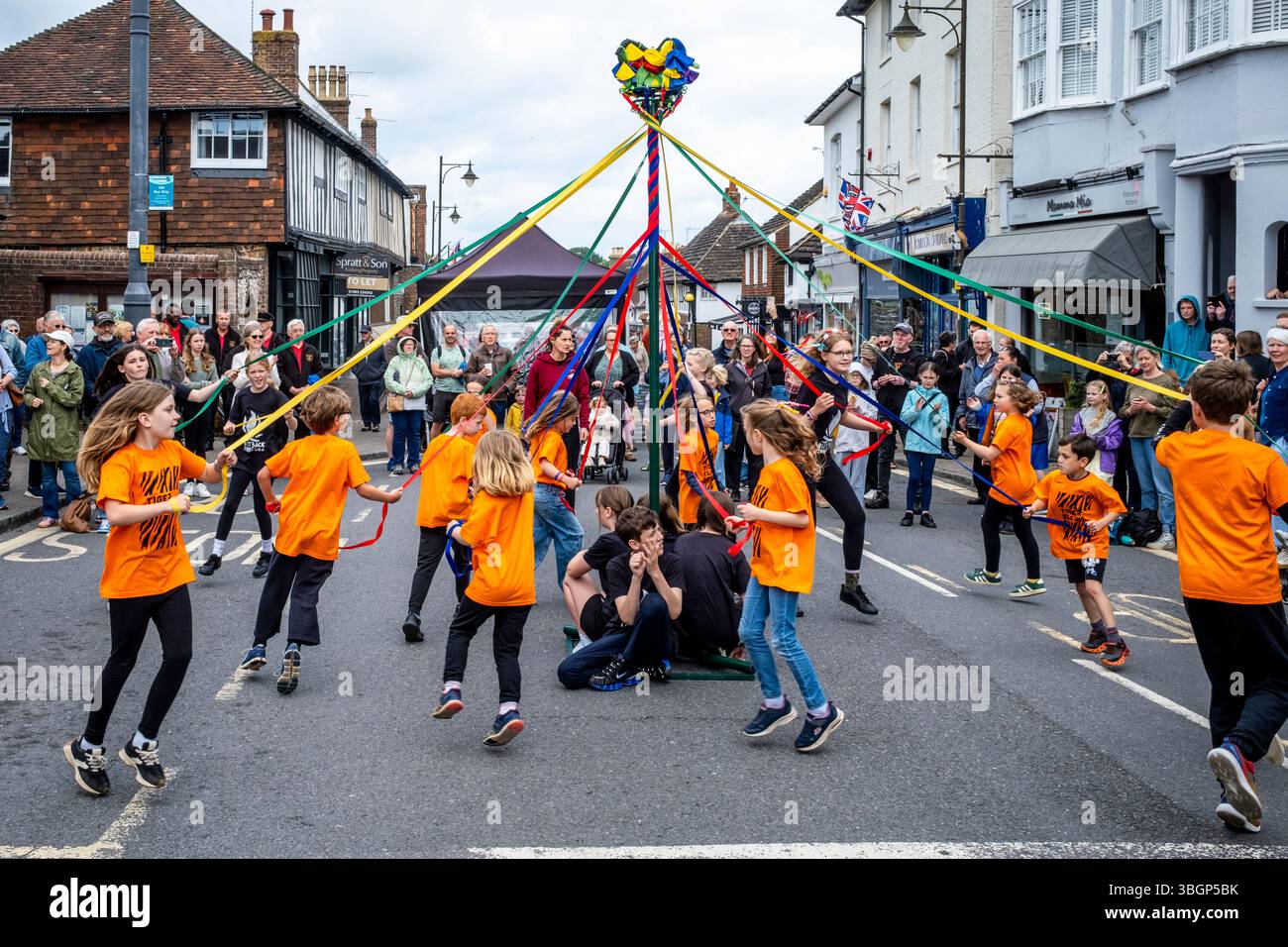 Local Children Dancing Around The Maypole, Steyning Country Fair, West Sussex, UK. Stock Photo