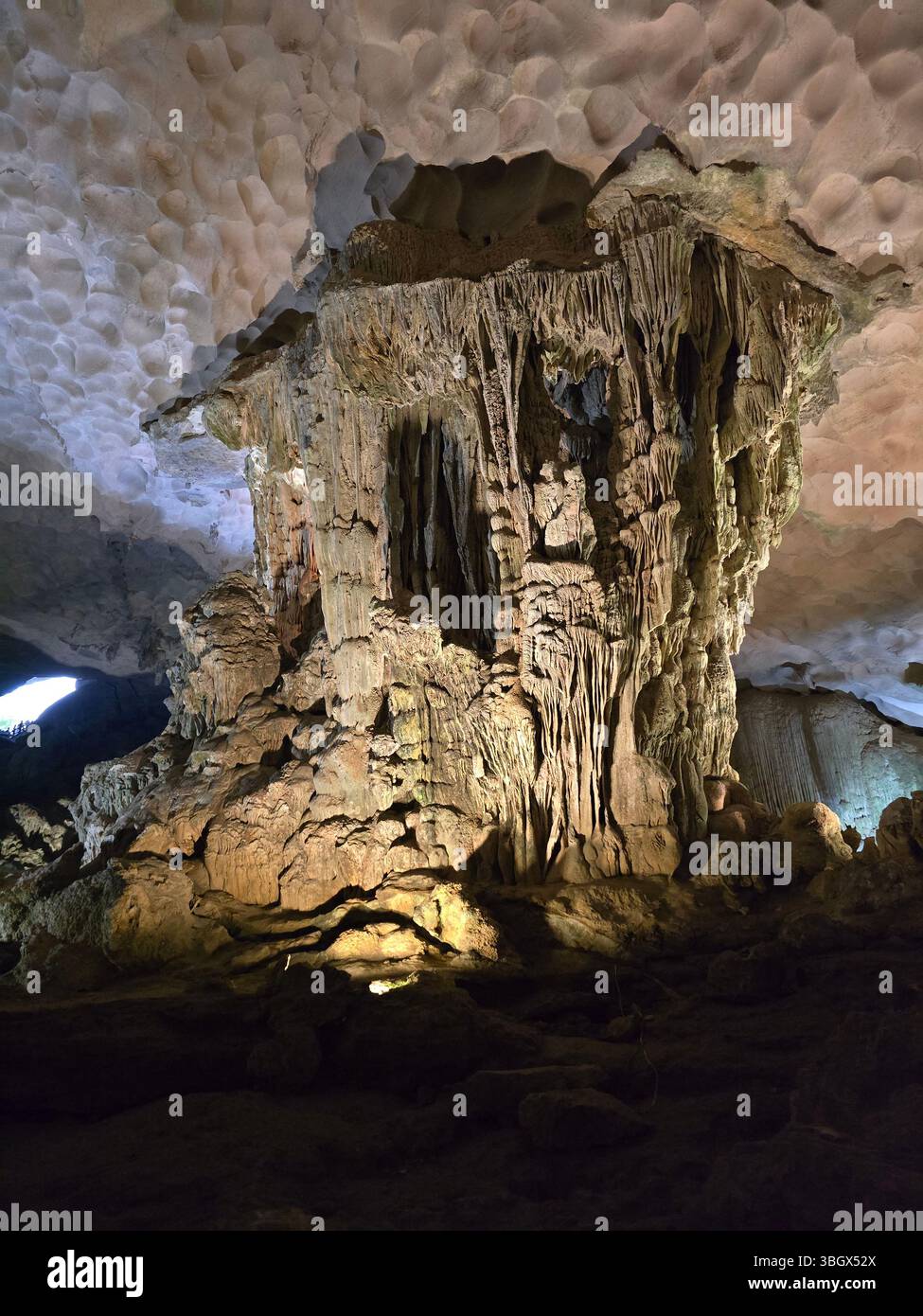 Ha Long bay, Vietnam - October 10, 2024: Thien Cung Cave Heavenly Palace Cave of Halong Bay, 4 km away from Dau Go Island, Most beautiful primitive ca - Smartphone Captured Stock Image