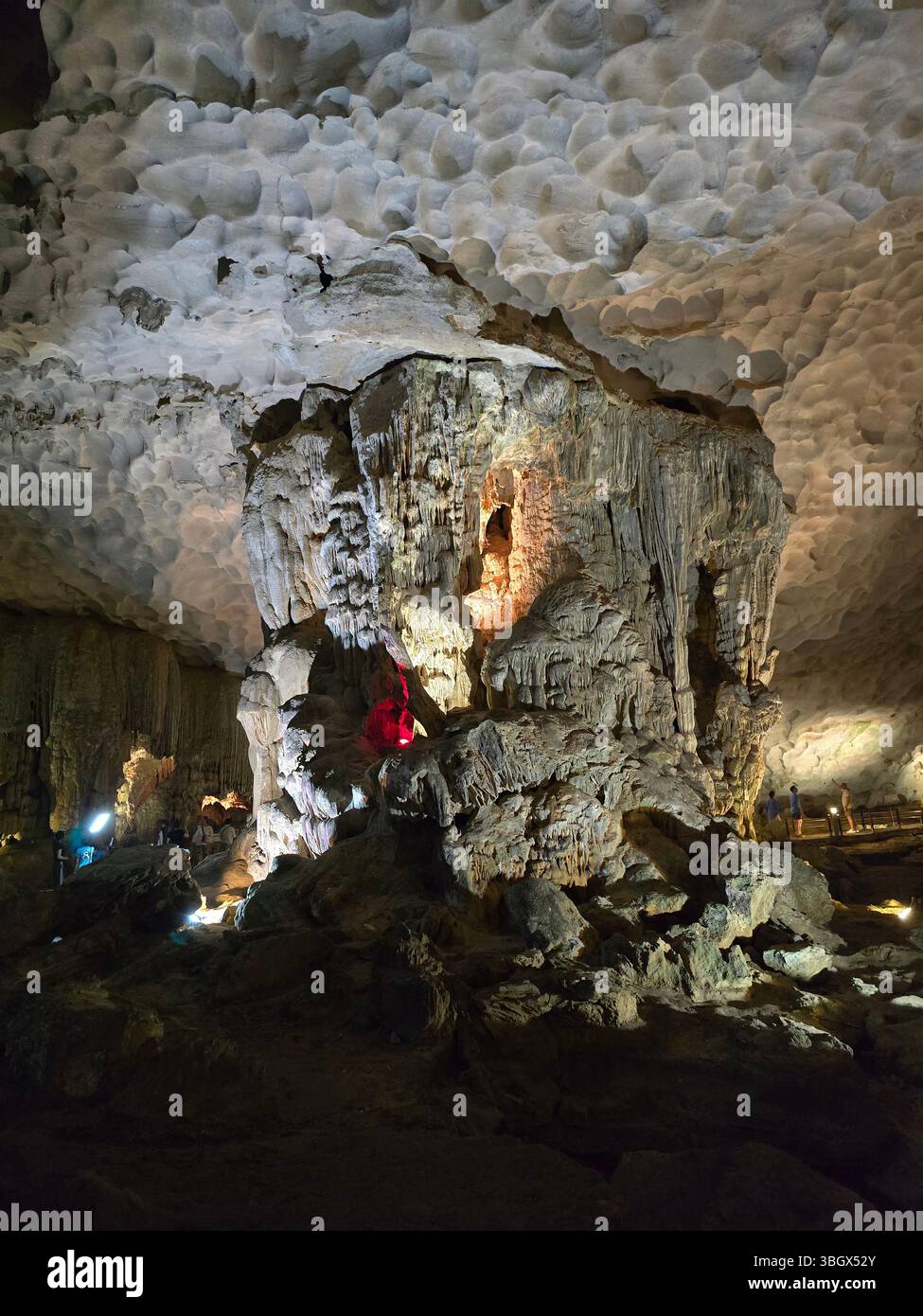 Ha Long bay, Vietnam - October 10, 2024: Thien Cung Cave Heavenly Palace Cave of Halong Bay, 4 km away from Dau Go Island, Most beautiful primitive ca - Smartphone Captured Stock Image
