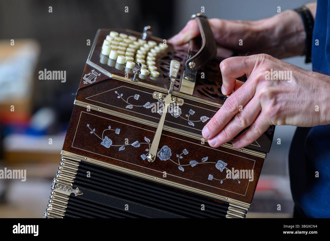 PRODUCTION - 03 June 2025, Saxony, Klingenthal: In the workshop of the ...