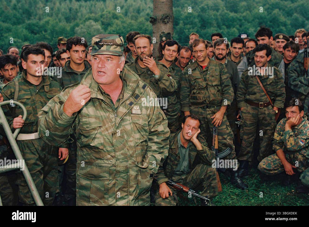 bosnian-serb-general-ratko-mladic-speaks-to-soldiers-near-the-bosnian