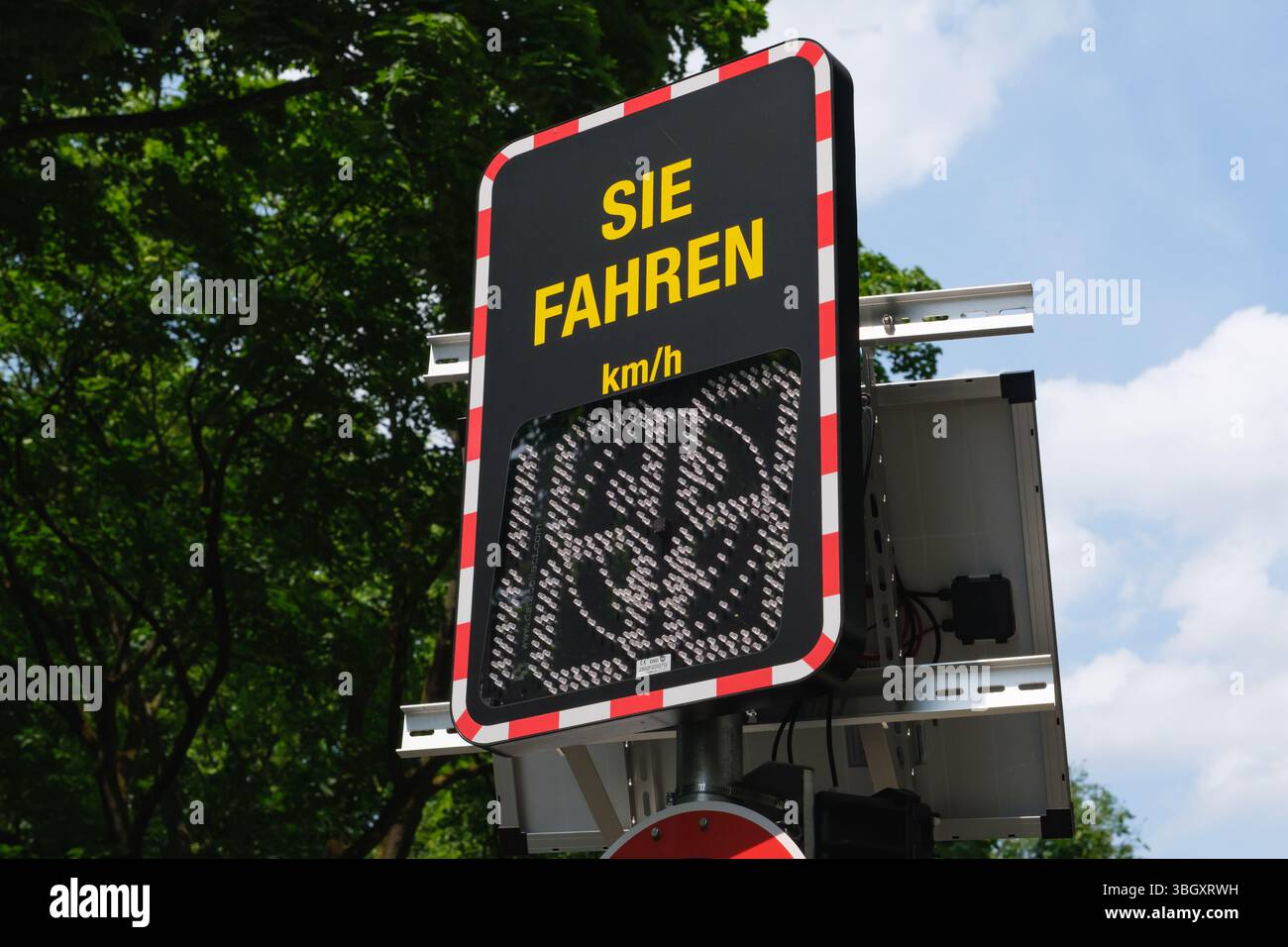 Solar radar speed display sign hi-res stock photography and images - Alamy