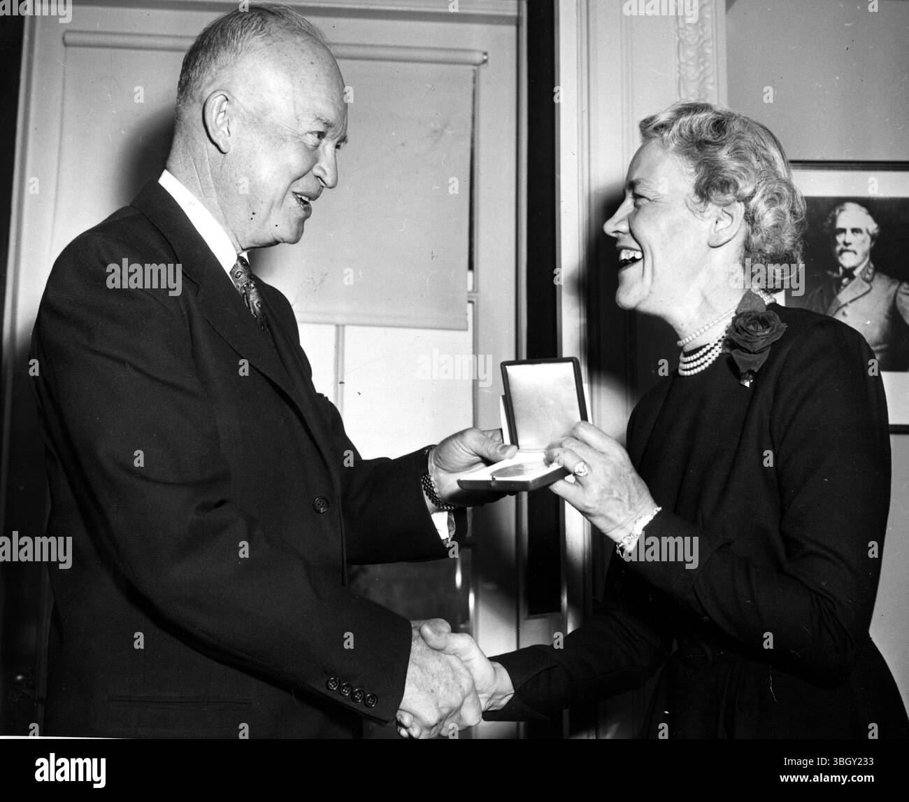 In a White House ceremony, President Eisenhower presents the national achievement award of Chi Omega, National Women's Sorority, to Senator Margaret Chase Smith.   6 January 1954 Stock Photo