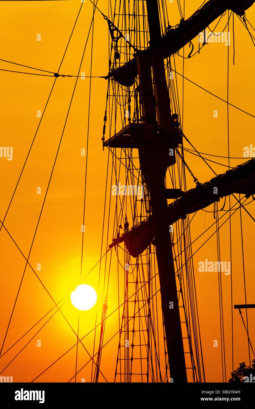 Silhouette of ship mast and ropes against golden sky Stock Photo - Alamy