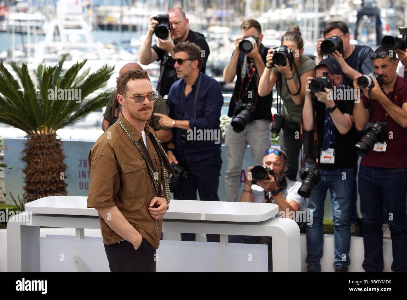 benedict-cumberbatch-with-the-wes-anderson-film-the-phoenecian-scheme