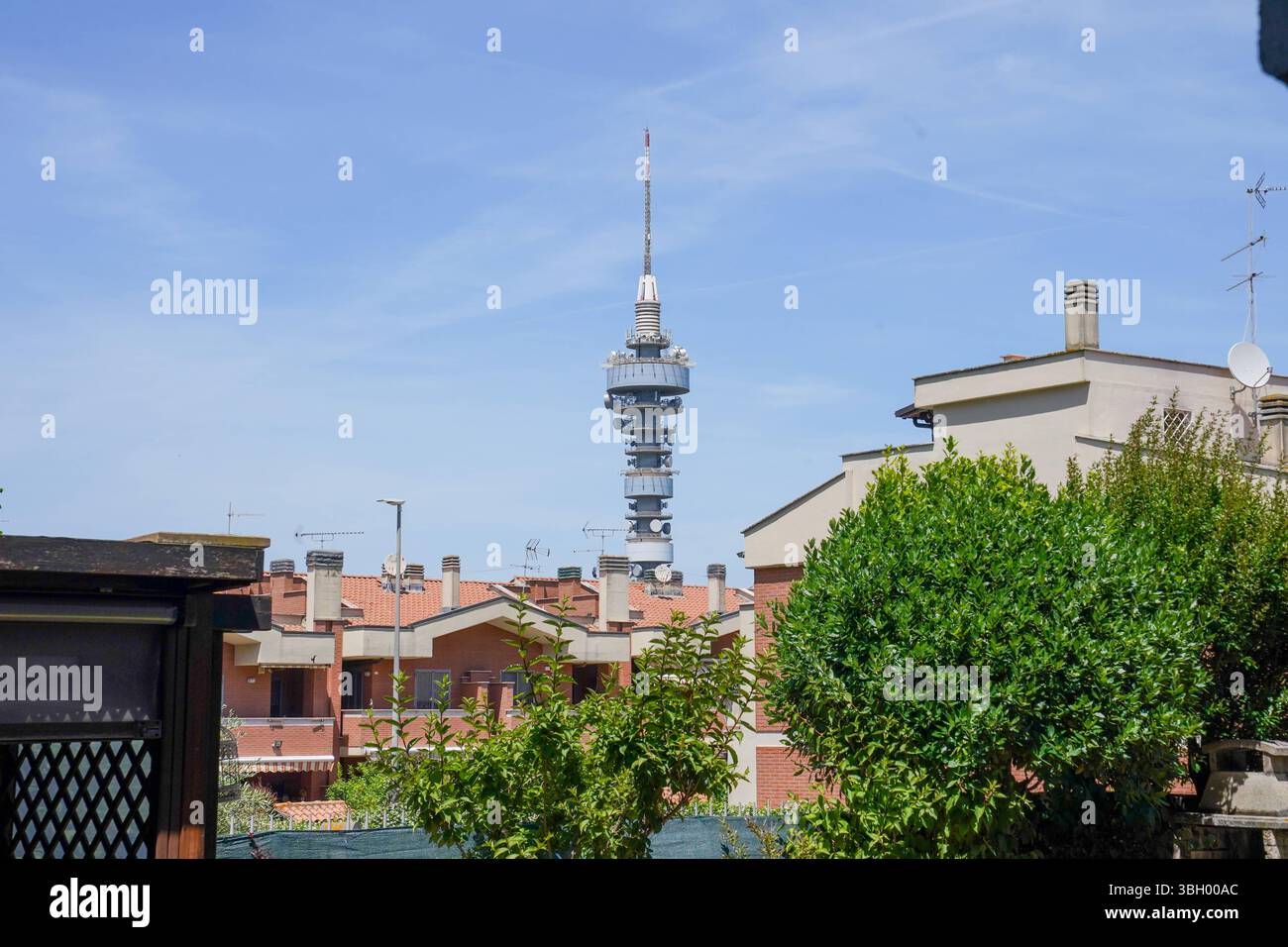 Italien, Rom, Europa: Blick auf den Torre Telecom Italia Telecom Italia Tower, eines der bekanntesten Hochhäuser in Rom, markanter Sendeturm mit Antennen, rote Ziegeldächer der Wohnhäuser im Vordergrund, typisches Stadtbild des römischen Südens, Sommerhimmel. Rom Metropolitanstadt Rom Italien *** Italy, Rome, Europe View of the Torre Telecom Italia Telecom Italia Tower , one of the most famous skyscrapers in Rome, striking transmission tower with antennas, red tiled roofs of the residential buildings in the foreground, typical cityscape of the Roman south, summer sky Rome Metropolitan City Rom Stock Photo