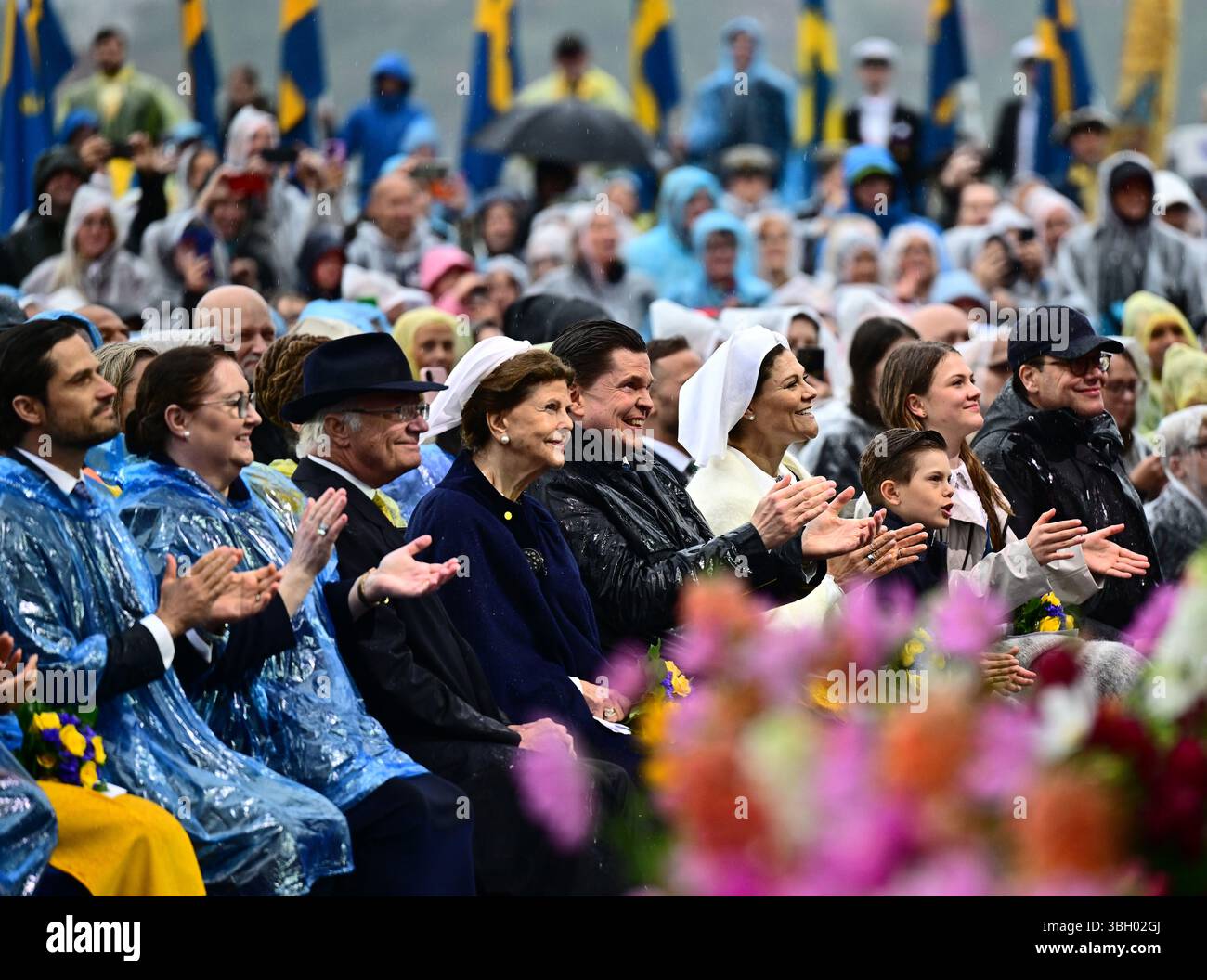 Stockholm, Sweden. 06th June, 2025. STOCKHOLM, SWEDEN 20250606Christopher O'Neill, Princess Madeleine, Prince Carl Philip, Helena Norlén, King Carl Gustaf, Queen Silvia, Speaker Andreas Norlén, Crown Princess Victoria, Prince Oscar, Princess Estelle and Prince Daniel celebrate National Day at Skansen with a National Day concert at the Solliden stage. Photo: Magnus Lejhall/TT/Code 10658 Credit: TT News Agency/Alamy Live News Stock Photo