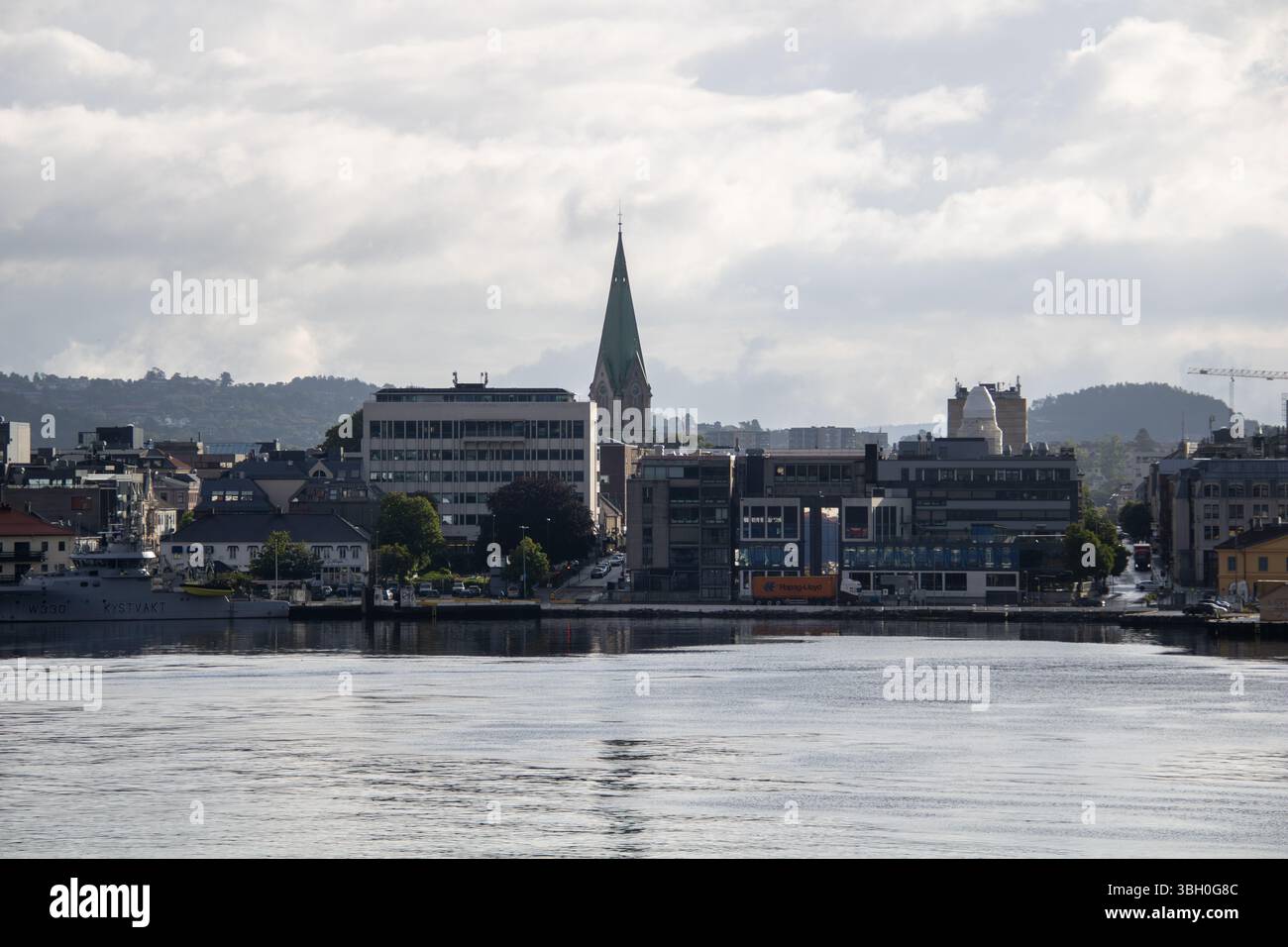 Kristiansand Stadtzentrum mit Domkirche und Hafen – Moderne Architektur an der norwegischen Südküste Stock Photo