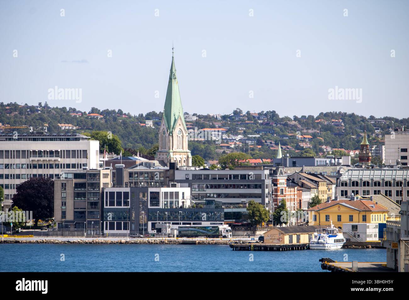 Kristiansand Stadtzentrum mit Domkirche und Hafen – Moderne Architektur an der norwegischen Südküste Stock Photo