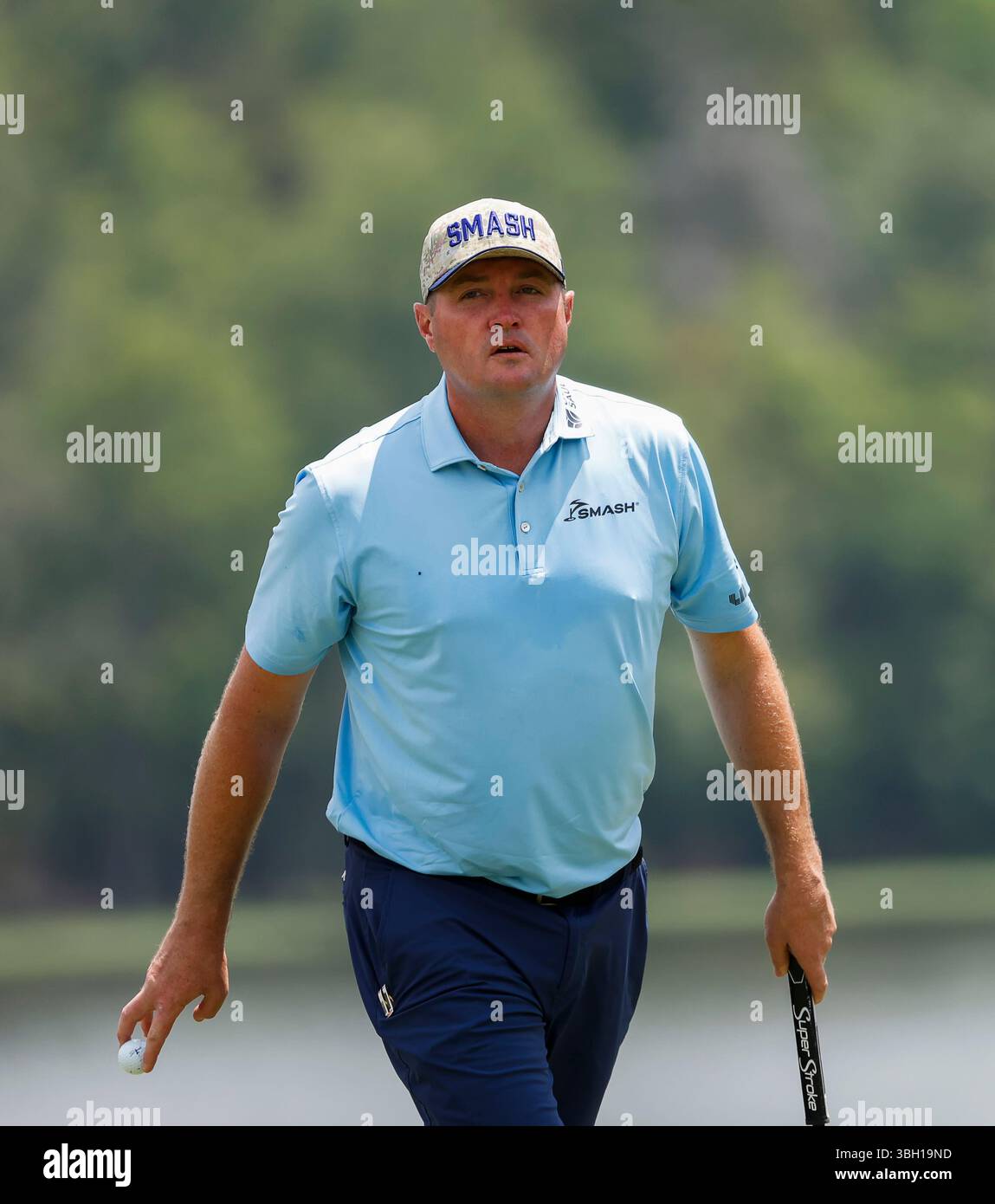 Keksa lezbiyan qolini yosh qoliga yopishtiradi