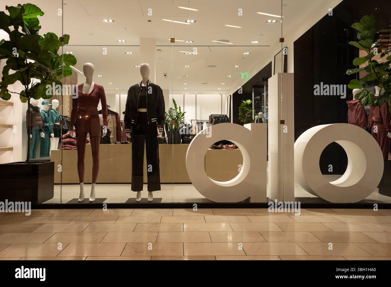 Alo yoga hi-res stock photography and images - Alamy