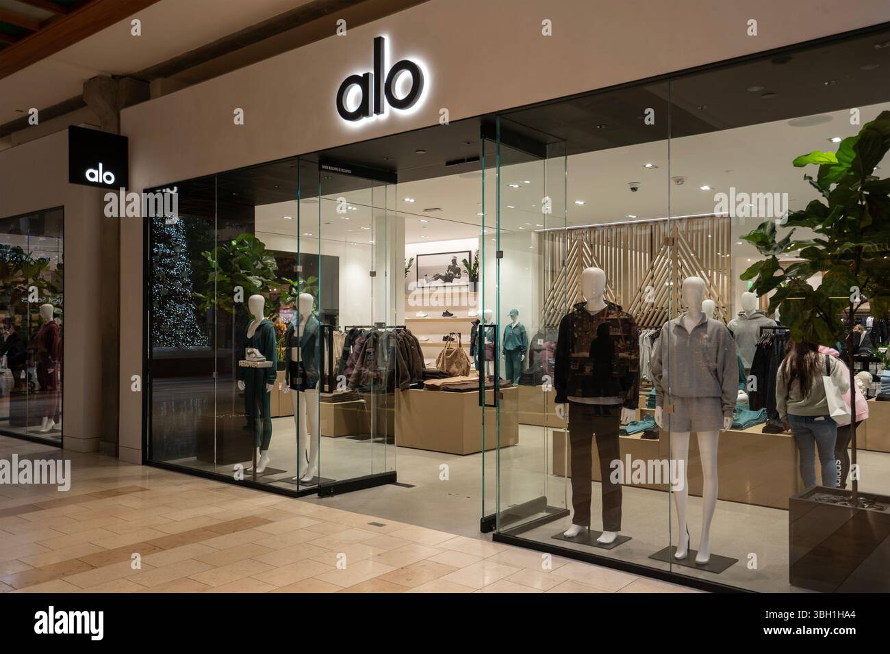 Exterior view of an Alo Yoga store at Washington Square in Tigard, Oregon  Stock Photo - Alamy