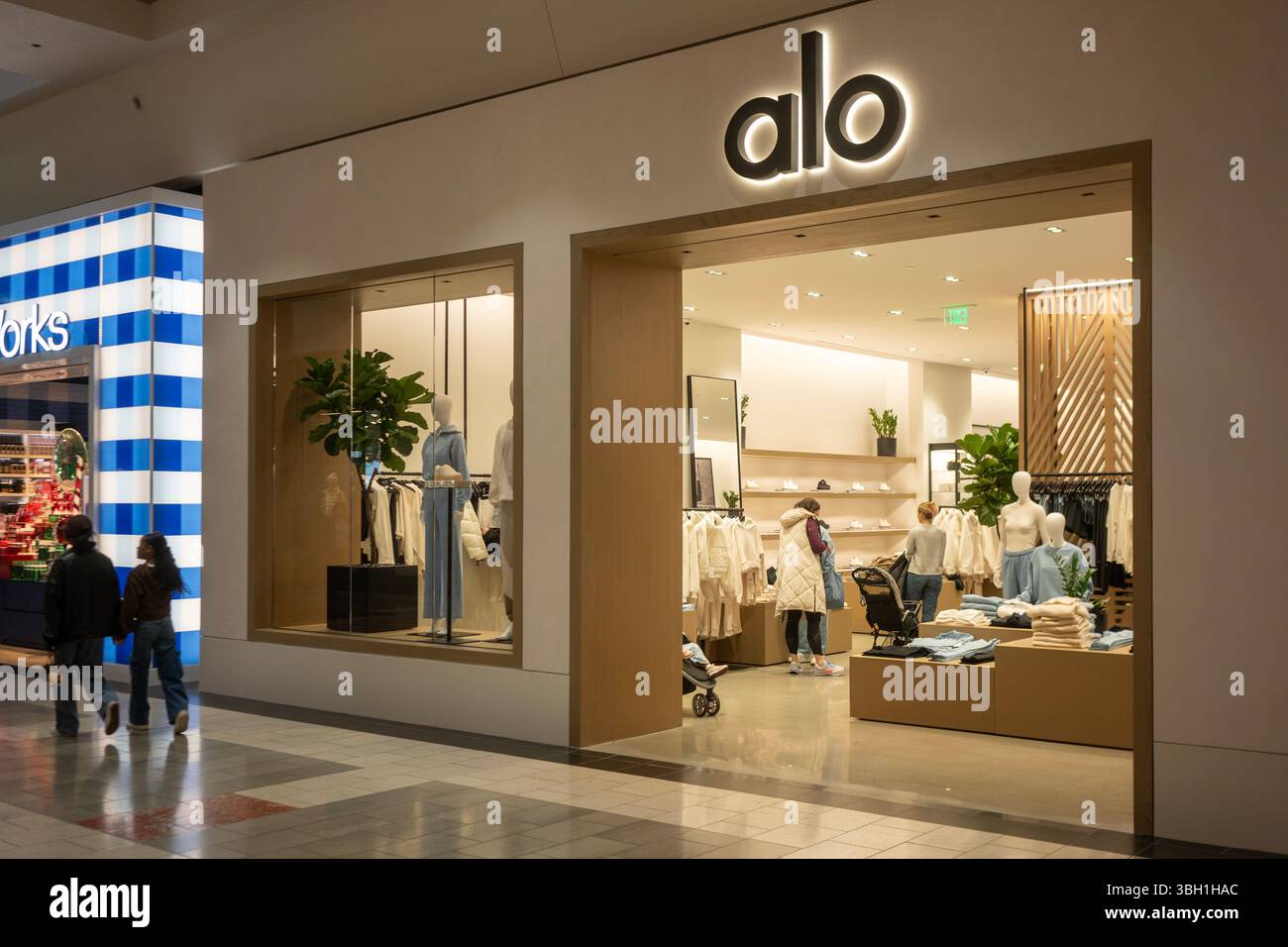 Exterior view of an Alo Yoga store at Washington Square in Tigard, Oregon  Stock Photo - Alamy