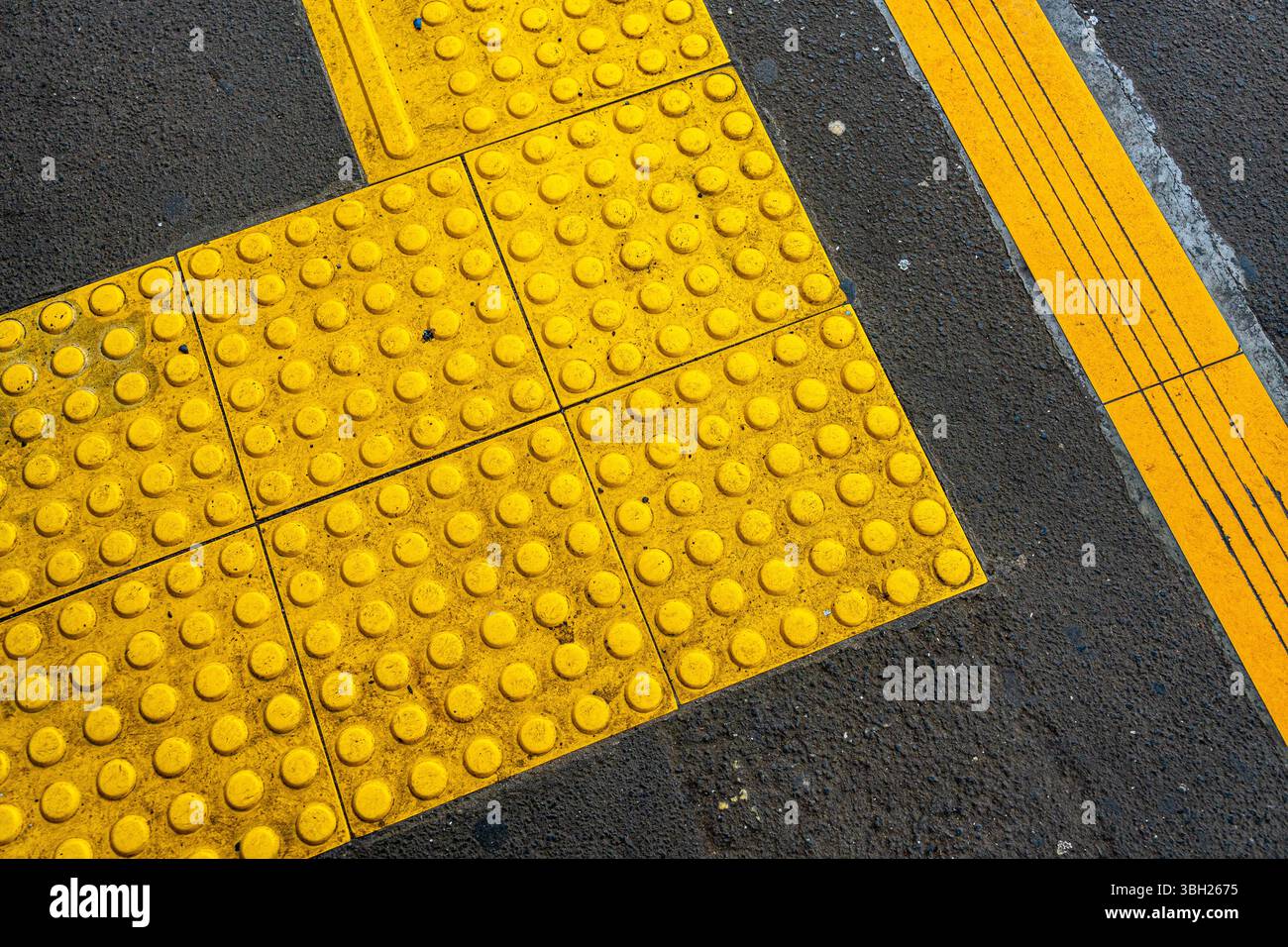 Blind Guide Path Blind people sign hi-res stock photography and images - Alamy