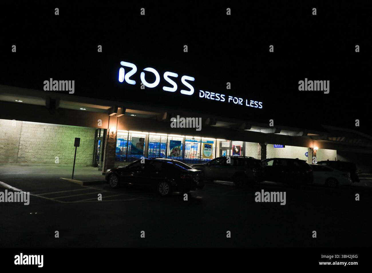 Ross dress less store front hi-res stock photography and images - Alamy