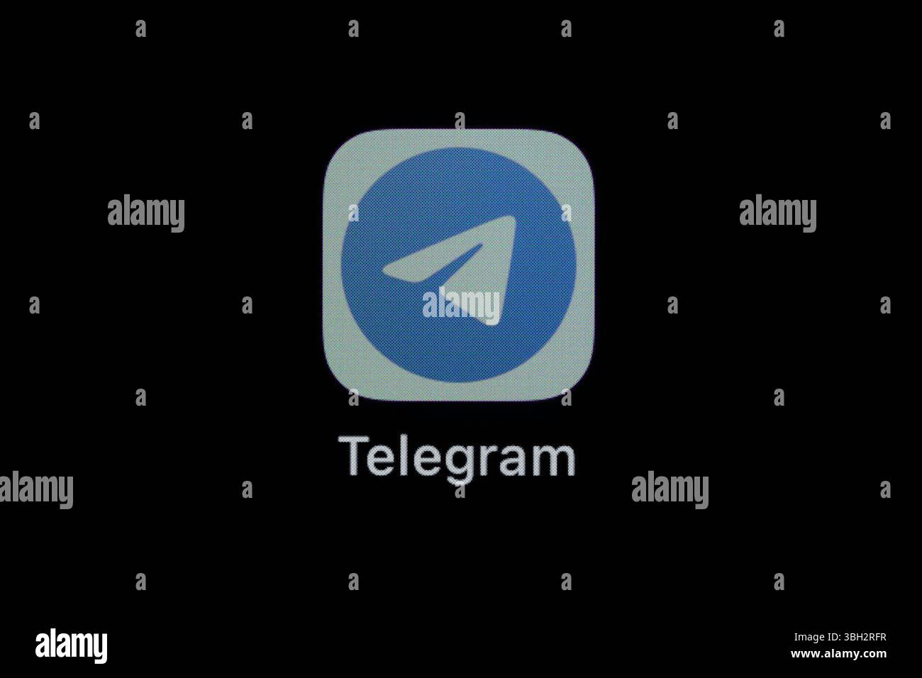 Die Applikation App Telegram ist auf dem Display eines Smartphones zu ...