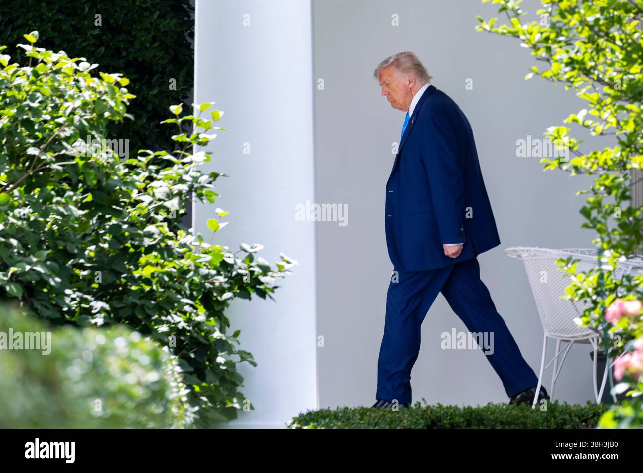 US President Donald J. Trump walks from the Oval Office to to board ...