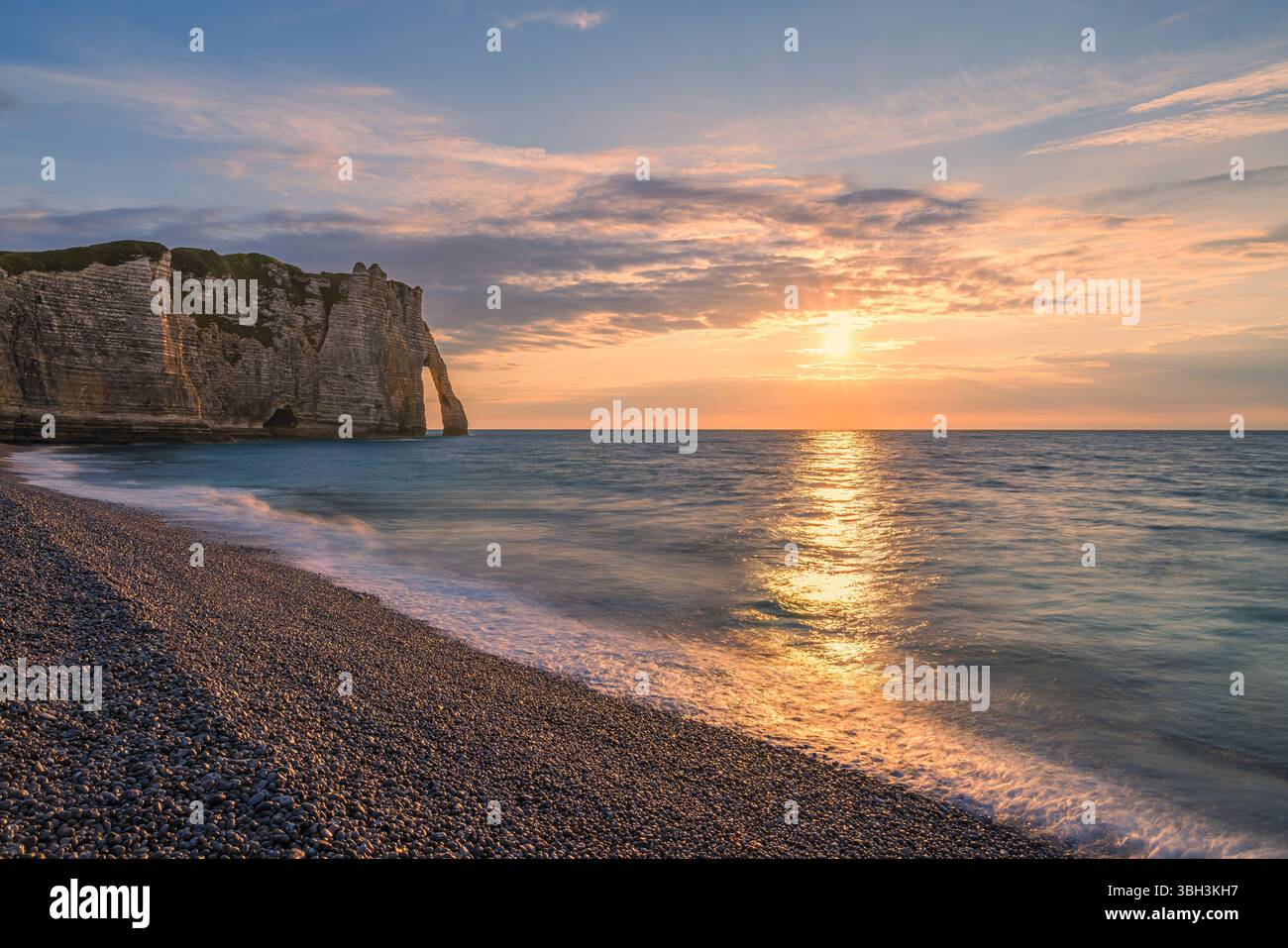 Etretat beach and normandy hi-res stock photography and images - Alamy