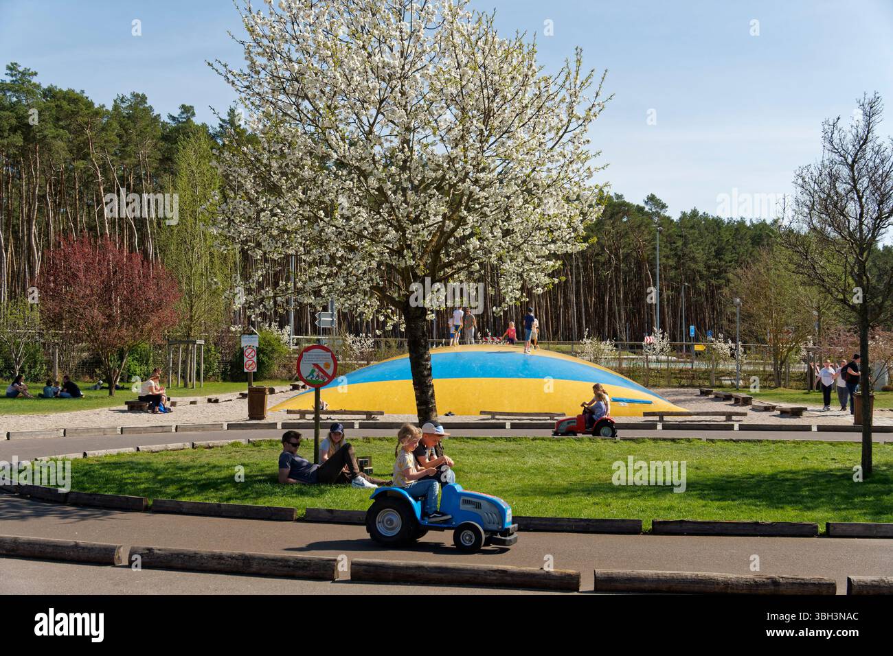 Spielplatz auf dem Spargelhof Klaistow, Erlebnisbauerhof, Hüpfburg, Frühling, Kirschblüte, neue Potsdam-Mittelmark, Brandenburg, Stock Photo