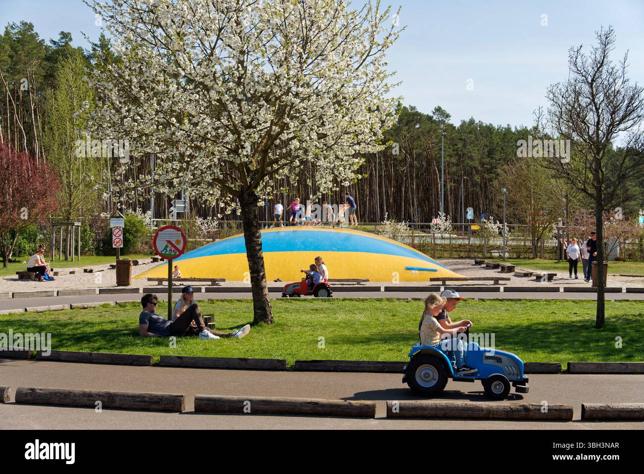 Spielplatz auf dem Spargelhof Klaistow, Erlebnisbauerhof, Hüpfburg, Frühling, Kirschblüte, neue Potsdam-Mittelmark, Brandenburg, Stock Photo