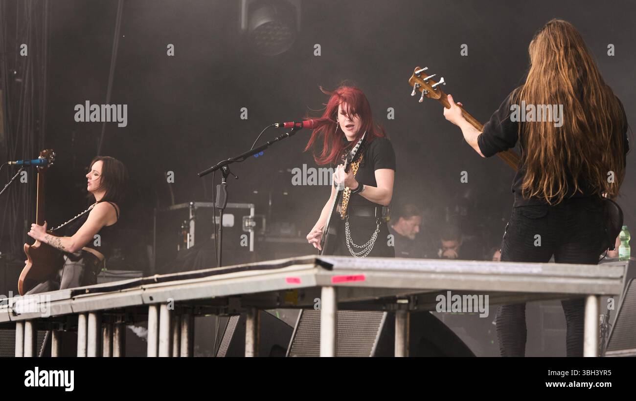 Kittie's Morgan and Mercedes Lander Invade the Miracle Mile Shops! – ZRockR  Magazine, image size:1300x821