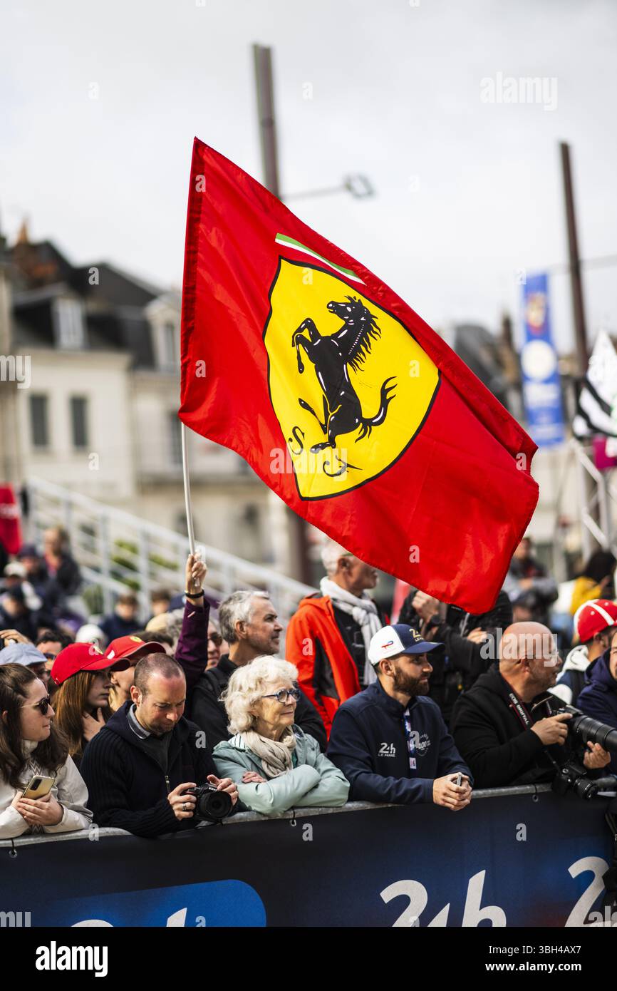 24 Heures du Mans : le drapeau tricolore du départ vendu aux enchères - ICI