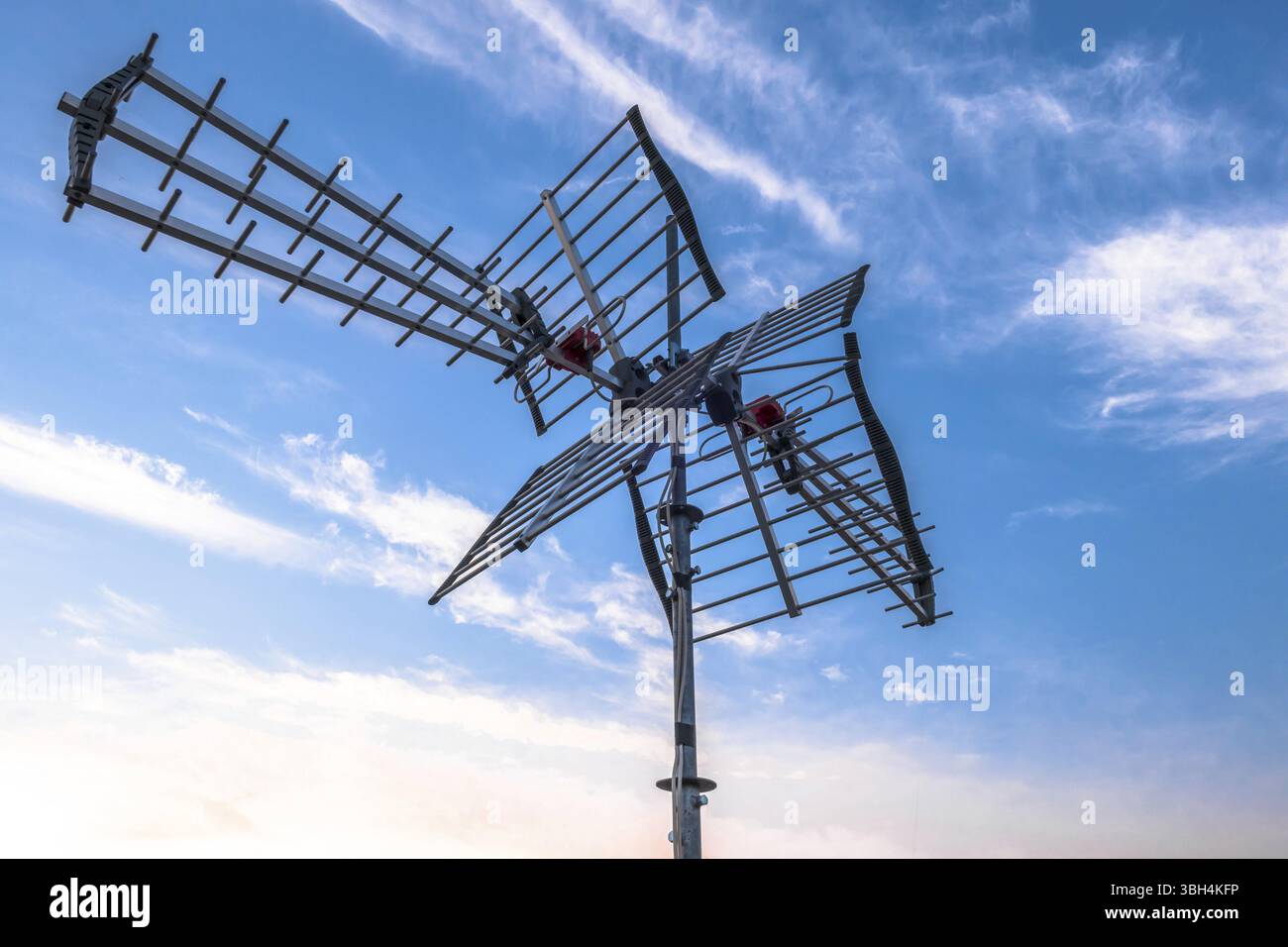 Directional antenna for reception of digital television broadcasting ...
