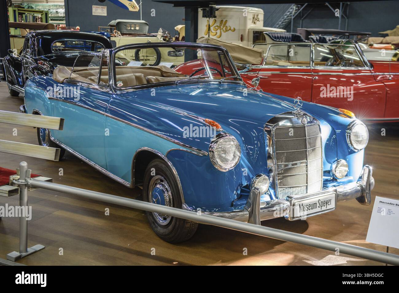 Mercedes benz 220 s hi-res stock photography and images - Alamy