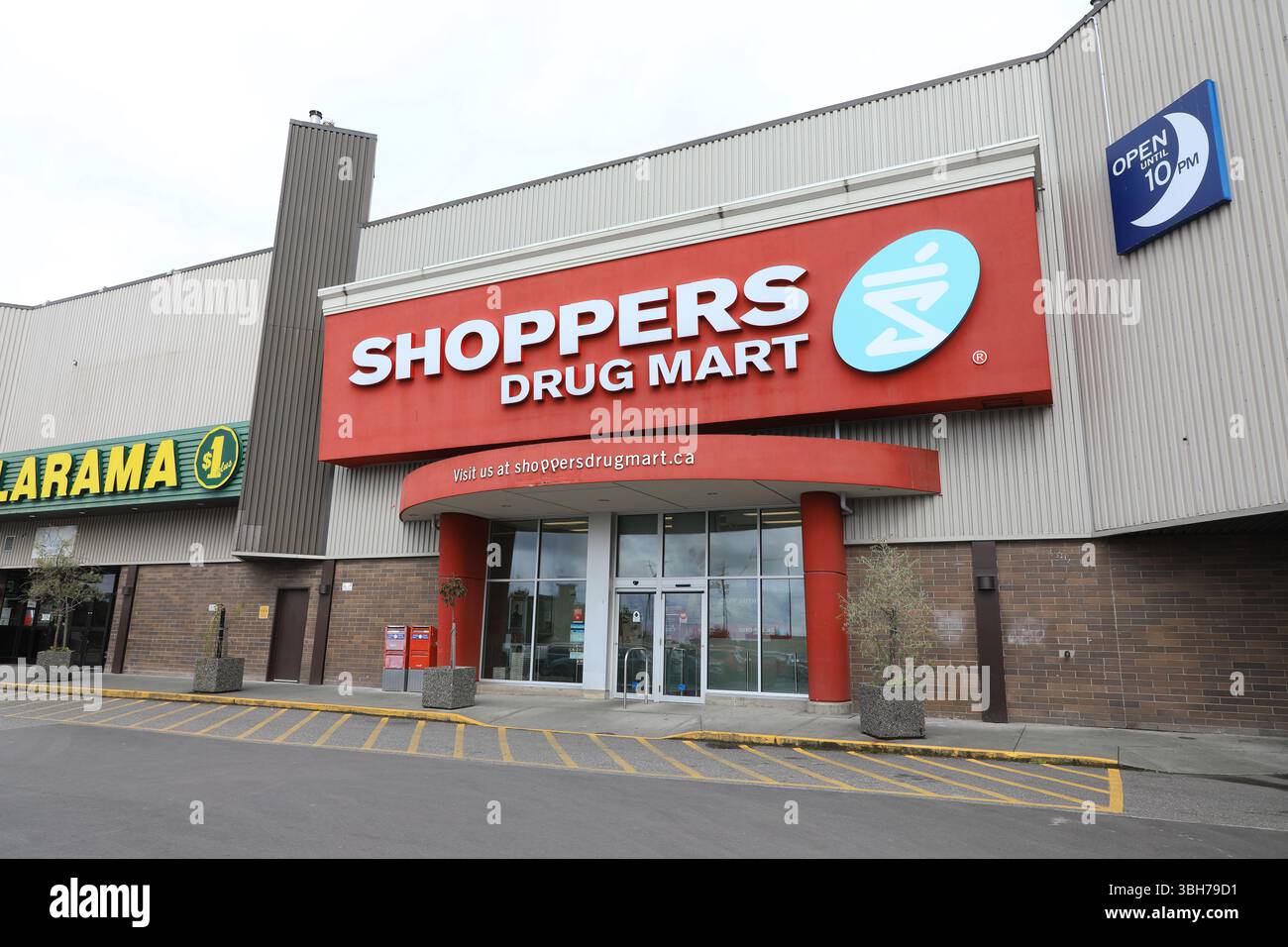 does shoppers drug mart sell cigarettes Canadian drugstore hi-res stock photography and images