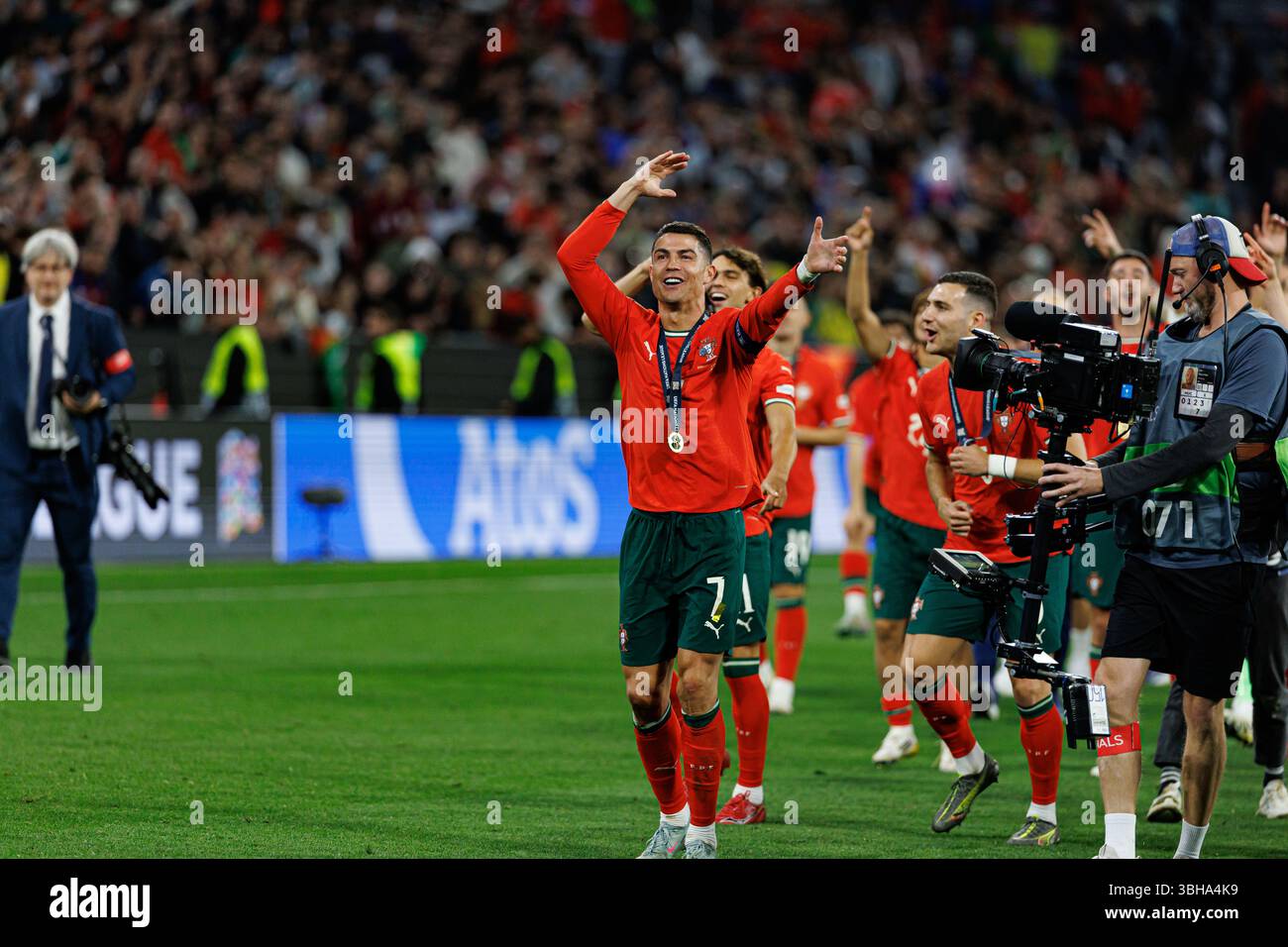 Cristiano Ronaldo Portugal Trophy 2025 Hi res Stock Photography And cristiano-ronaldo-portugal-trophy-2025-hi-res-stock-photography-and
