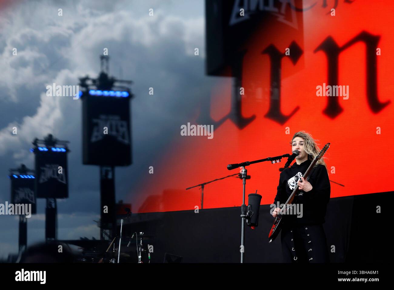 s-ngerin-daniela-villarreal-velez-von-der-band-the-warning-am-dritten
