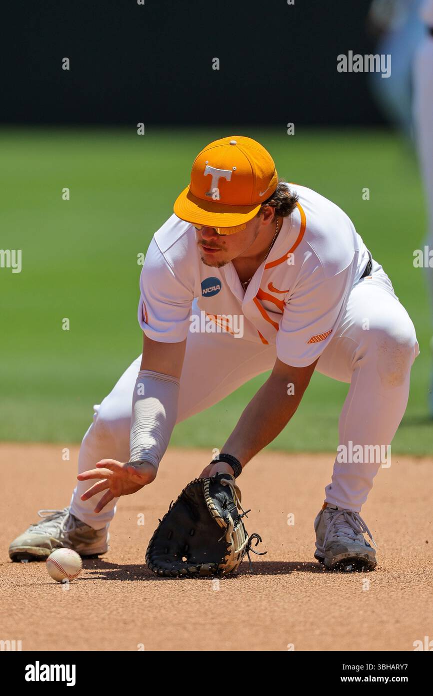 Hunter Richey June 8, 2025: Tennessee infielder Hunter High (15) bends to field a ...