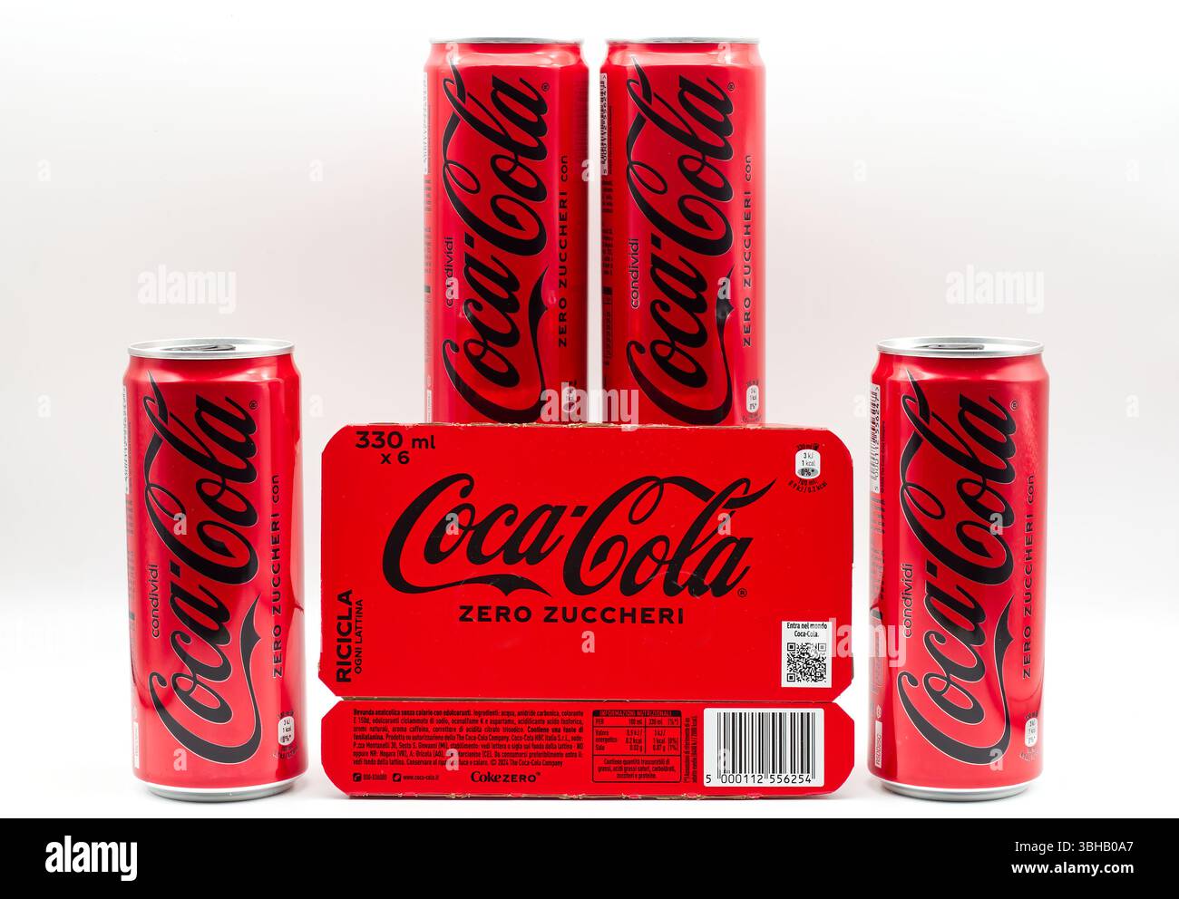 Coca cola multipack cans hi-res stock photography and images - Alamy
