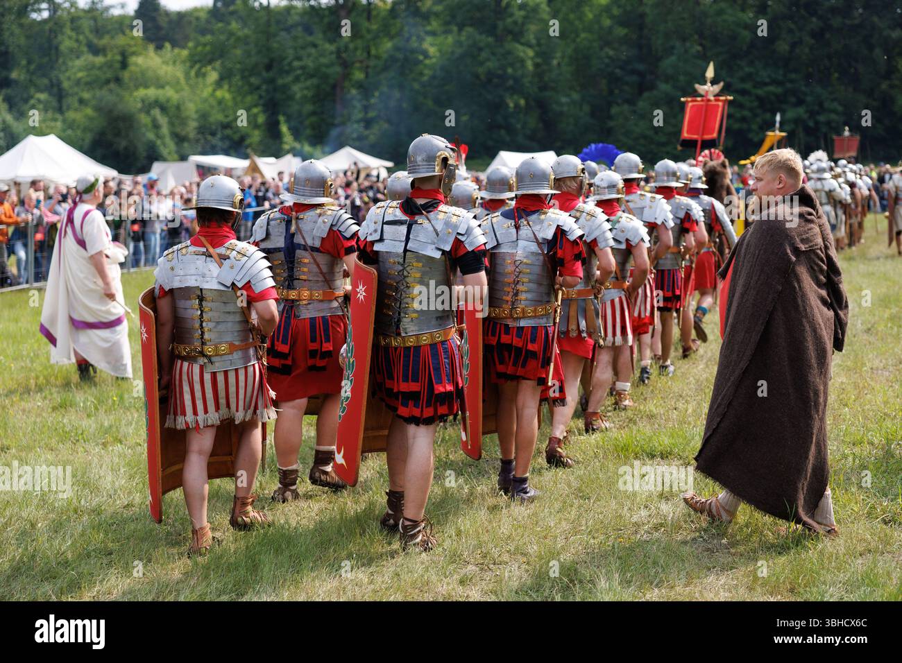 Varus Rome Battle Bramsche, Germany. 09th June, 2025. Actors dressed up as Roman ...