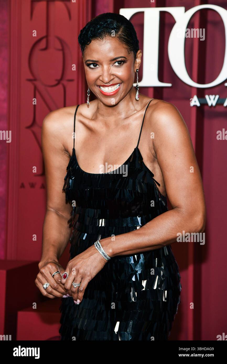 New York, USA. 08th June, 2025. Renee Elise Goldsberry walking on the