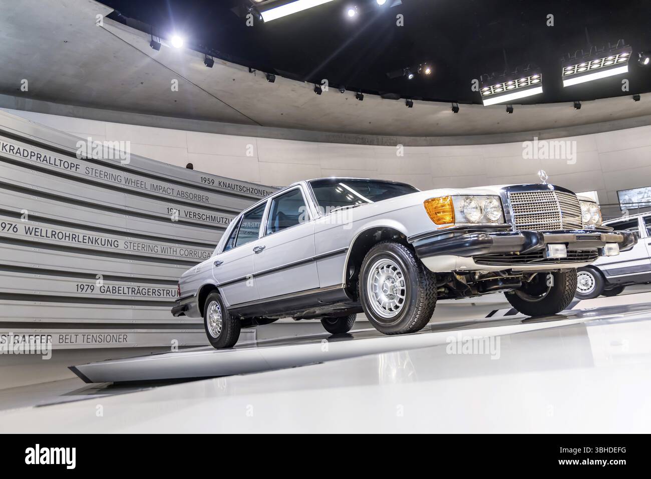 Mercedes-Benz 300 SD from 1980, the first series-produced passenger car ...